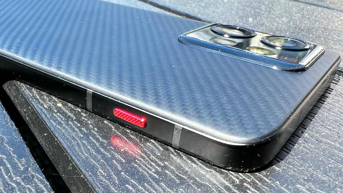 Lenovo thinkphone by Motorola p&aring; en bord i solsken