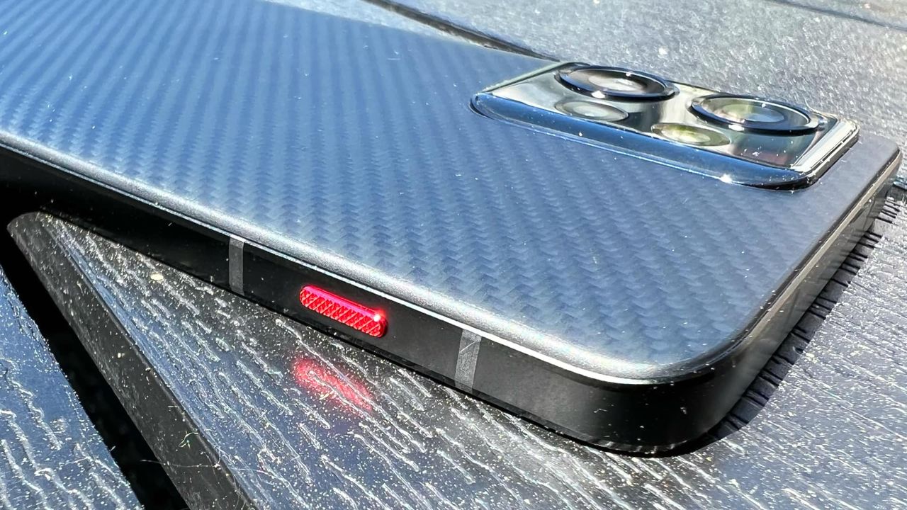 Lenovo thinkphone by Motorola p&aring; en bord i solsken