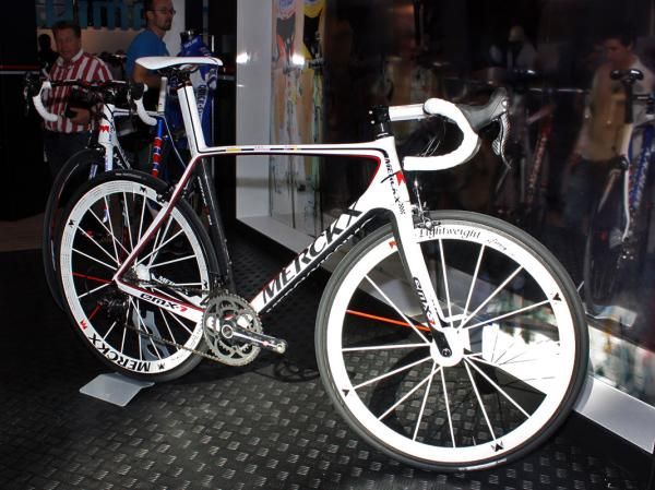 Eddy Merckx will also offer this limited edition version of the EMX-7, celebrating each of the Cannibal's 525 victories on the custom painted Lightweight carbon wheels.