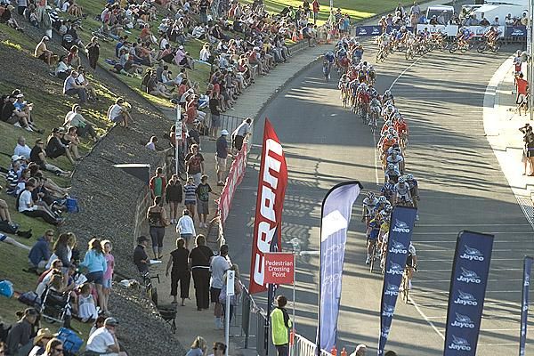 The men's peloton string out down the home straight in Geelong.