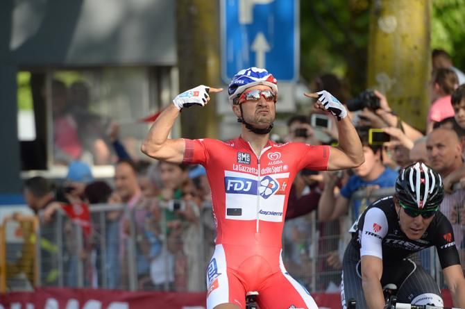 Nacer Bouhanni (FDJ) raises his arms after winning Stage 10