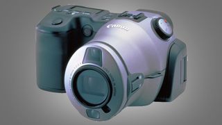 La fotocamera Canon Pro 70 su sfondo grigio