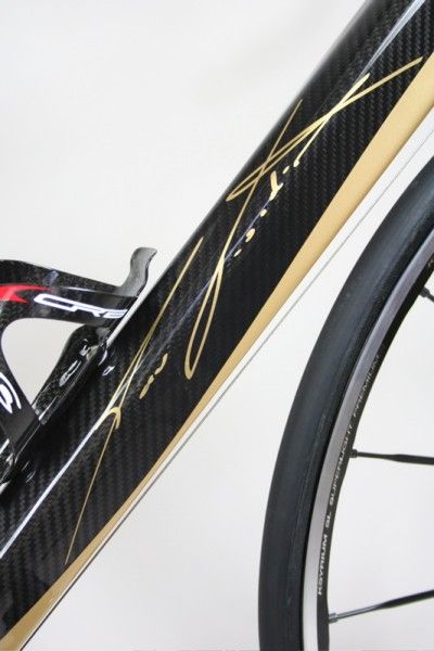 Interestingly, Fondriest has decided to put his (mostly illegible) signature on the massive down tube instead of the more usual graphics