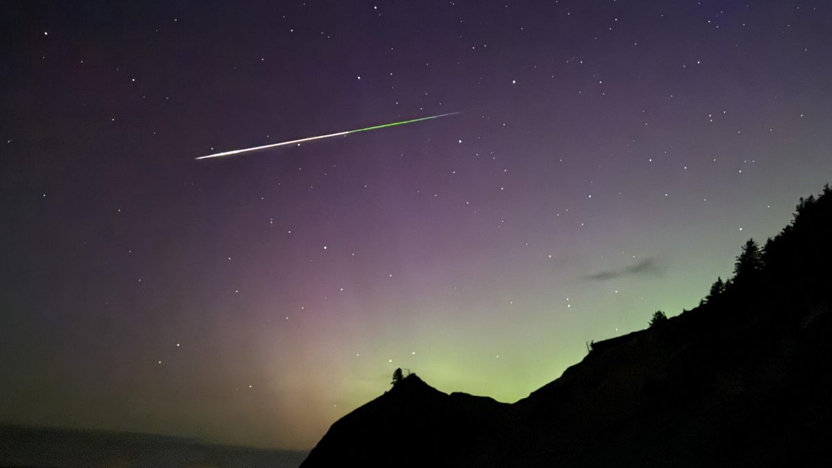 Vzácna ukážka polárnych svetiel a meteorického roja Perzeíd poteší pozorovateľov oblohy po celom svete (fotografie a video)