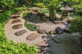 Stepping stone pathway in Zen garden ideas
