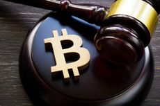 A bitcoin symbol on a gavel to symbolize cryptocurrency regulation.