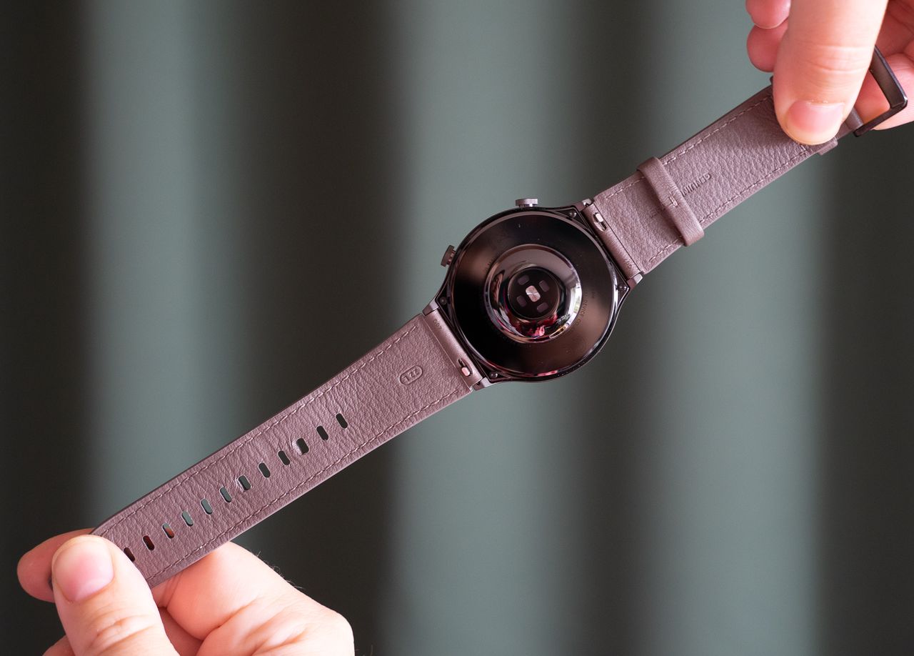 Huawei Watch GT 2 Pro med l&auml;derarmband, baksidan.