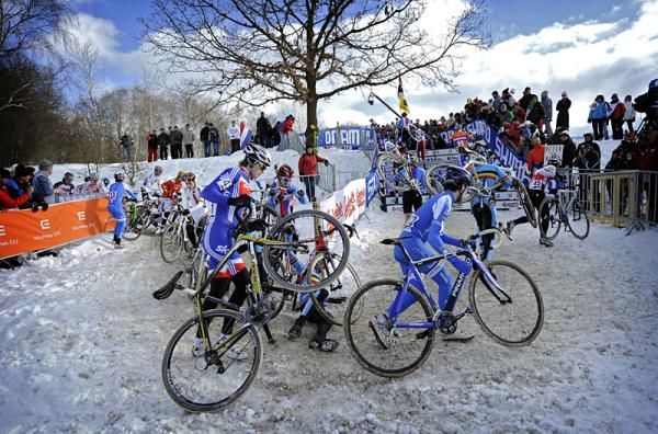 Traffic jam as a Belgian falls on the corner