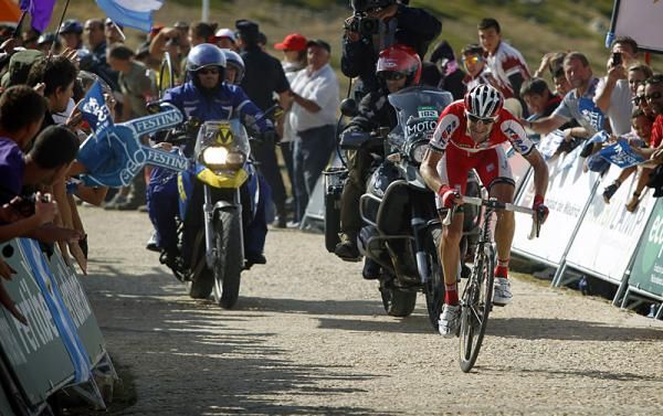 In the closing meters of the Bola del Mundo climb Denis Menchov (Katusha) has dropped breakaway companion RIchie Porte and solos to victory.