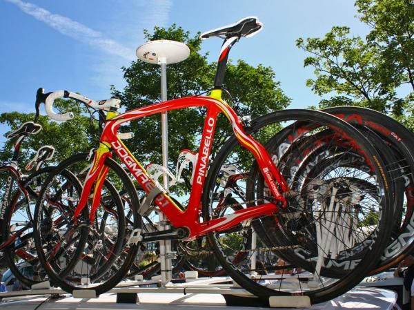 Caisse d'Epargne team leader Luis-Leon Sanchez gets these Spanish-themed Pinarello Dogma.