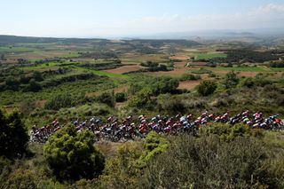 Peloton during Itzulia Women