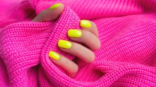 Nail trends 2023 - neon yellow nails