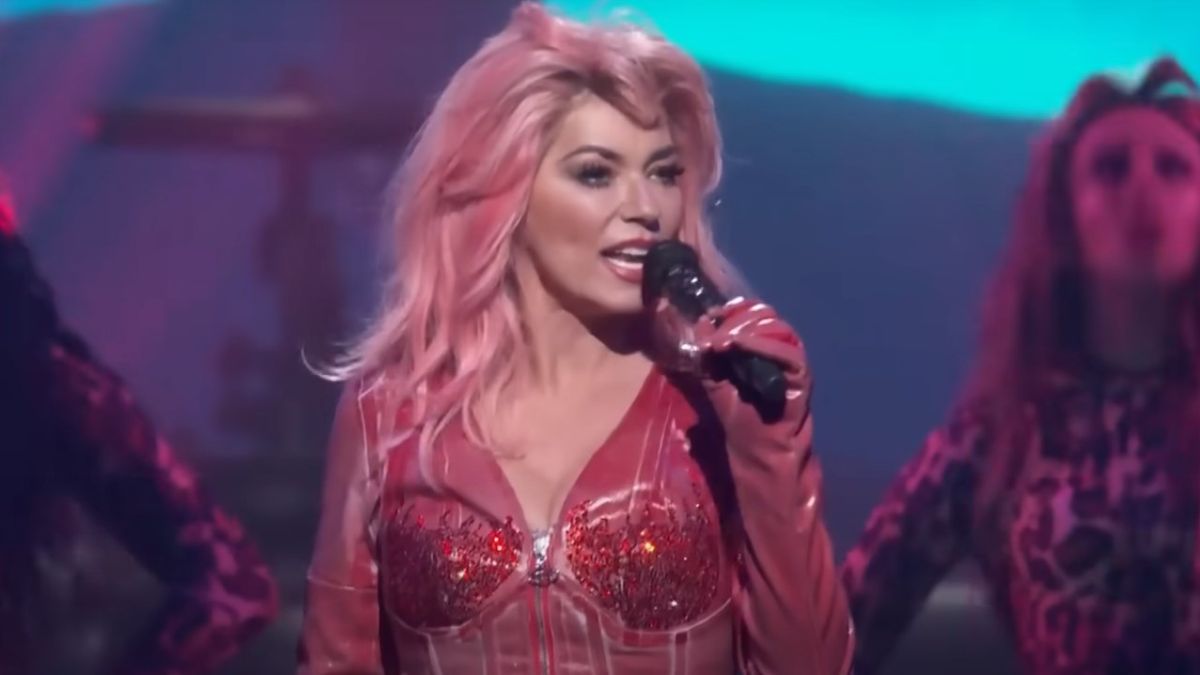 Shania Twain performs at the 2022 People&#039;s Choice Awards.