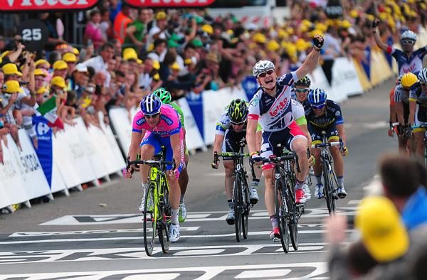 Andre Greipel (Lotto Belisol) outsprints Alessandro Petacchi (Lampre-ISD) and Tom Veelers (Argos-Shimano) for the stage win in Rouen.