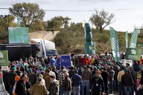 Specators await the finish on Alto do Malh&atilde;o.