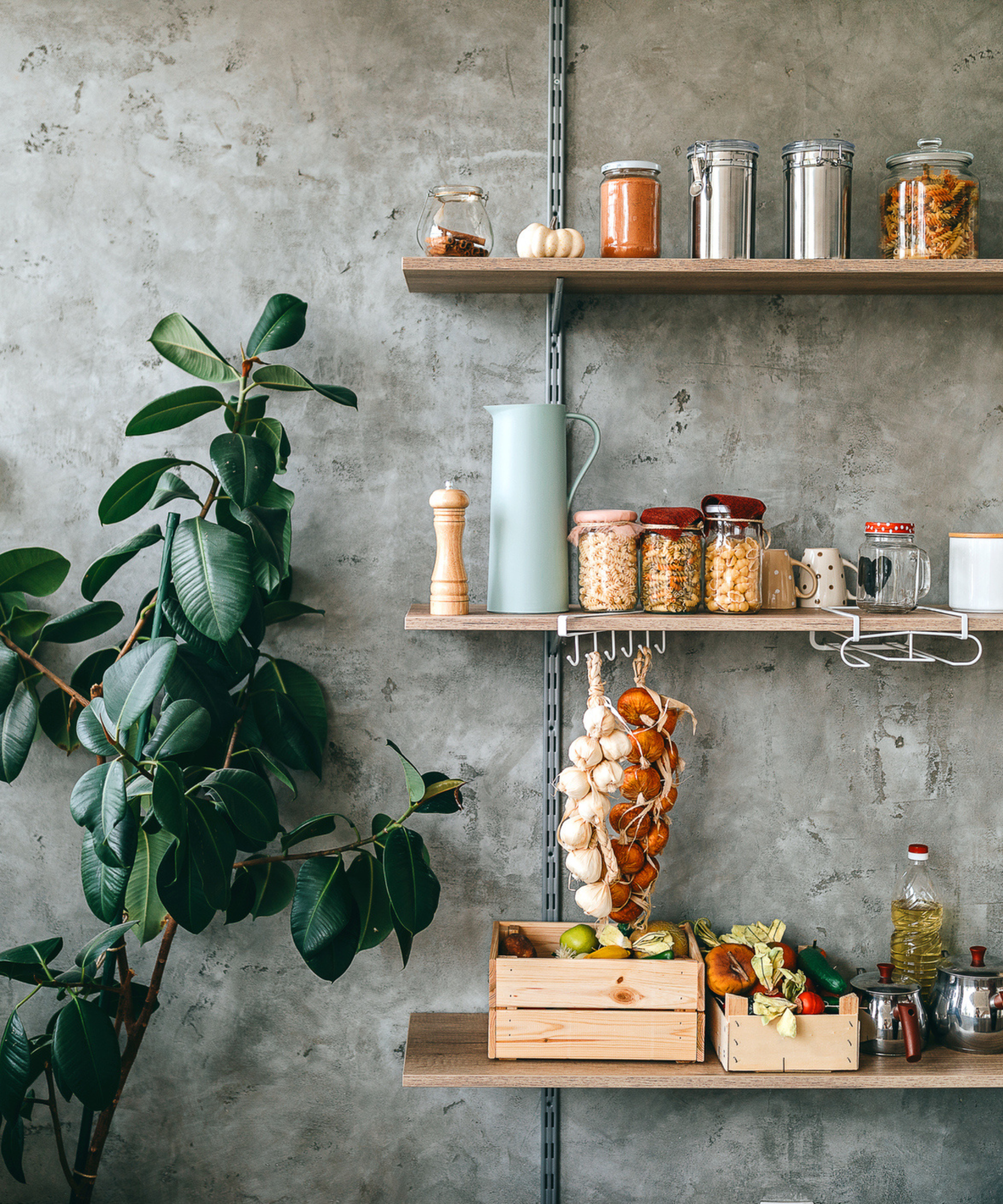 Rak kayu mengambang dengan stoples makanan