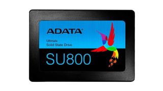 Adata Ultimate SU800 128GB mot en hvit bakgrunn