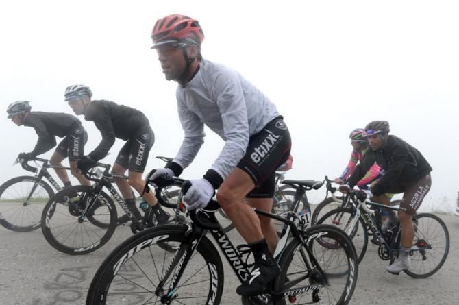Mark Cavendish climbs the Jafferau with the help of Omega Pharma - Quck-Step teammates