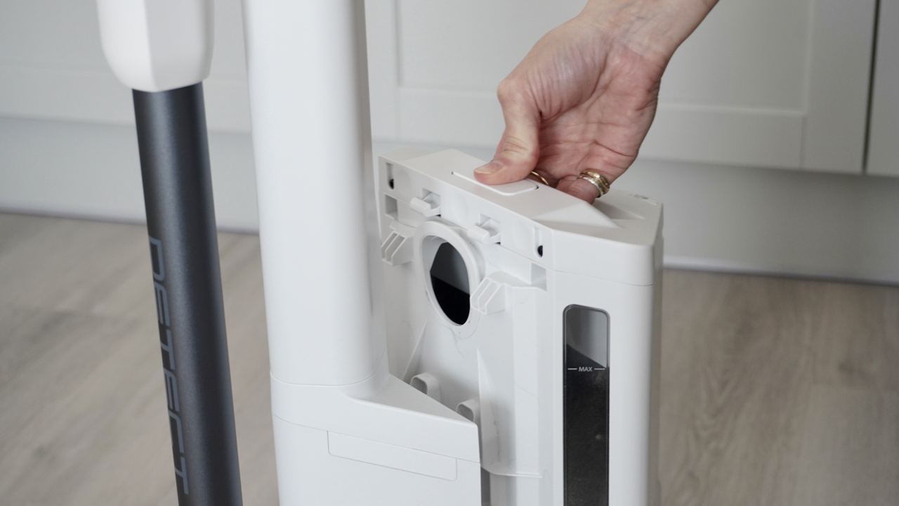 Shark Detect Clean &amp;amp; Empty IW4621UKT vacuum cleaner in a home setting.