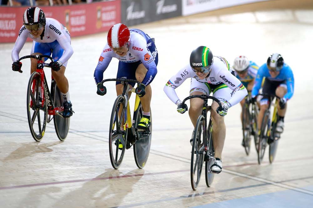 China&rsquo;s Shaung Guo and Australia&rsquo;s Anna Meares sprint in the keirin
