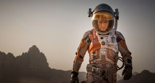 Bästa Disney Plus-filmer: Huvudrollen vandrar över Mars yta iklädd sin rymddräkt i filmen The Martian på Disney Plus.