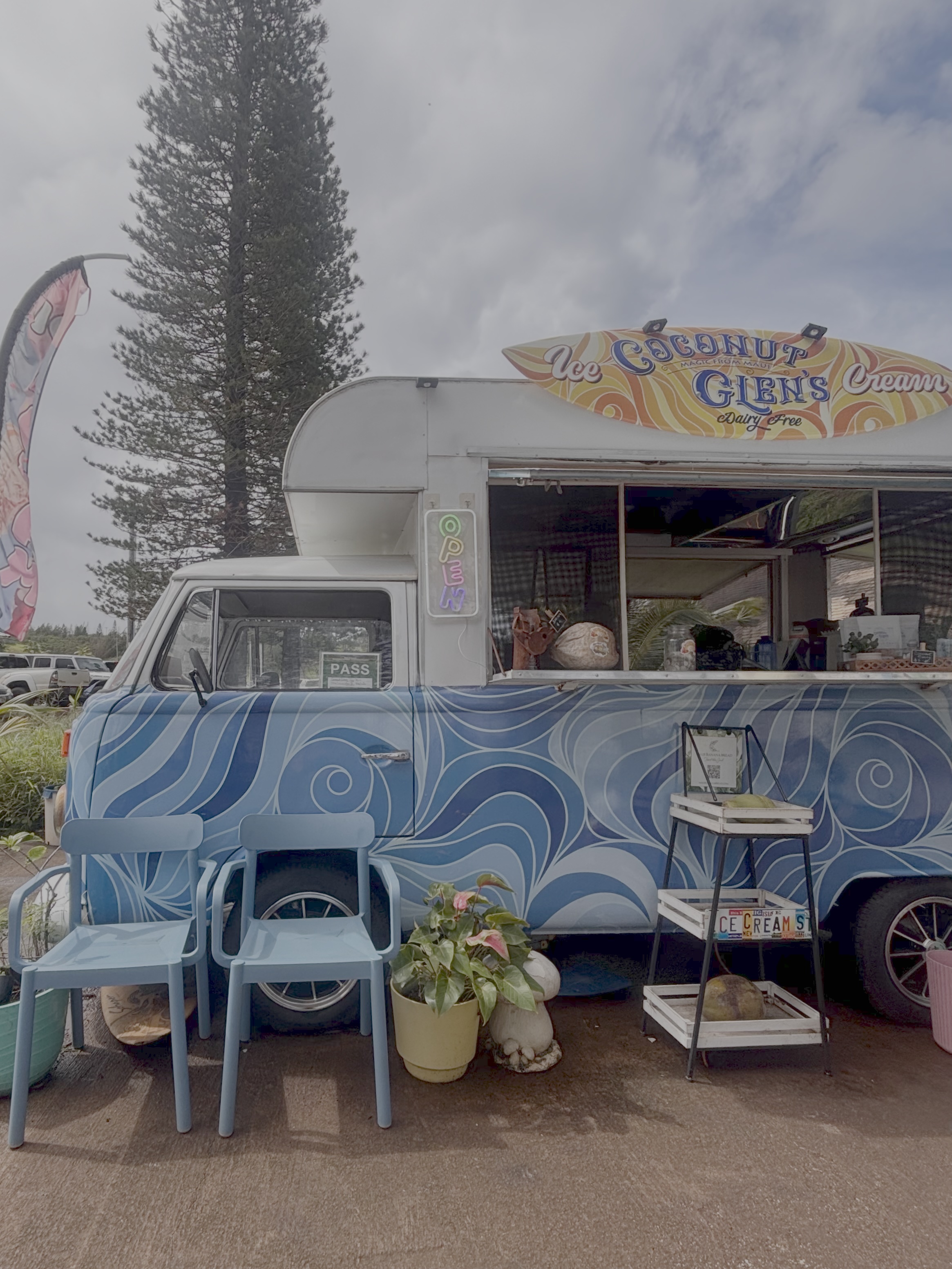 Coconut Glen&amp;rsquo;s colorful food truck at the Napili Farmers Market.