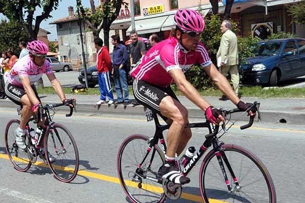 Jan Ullrich (T-Mobile) rides ahead of race leader and teammate Serguei Gonchar