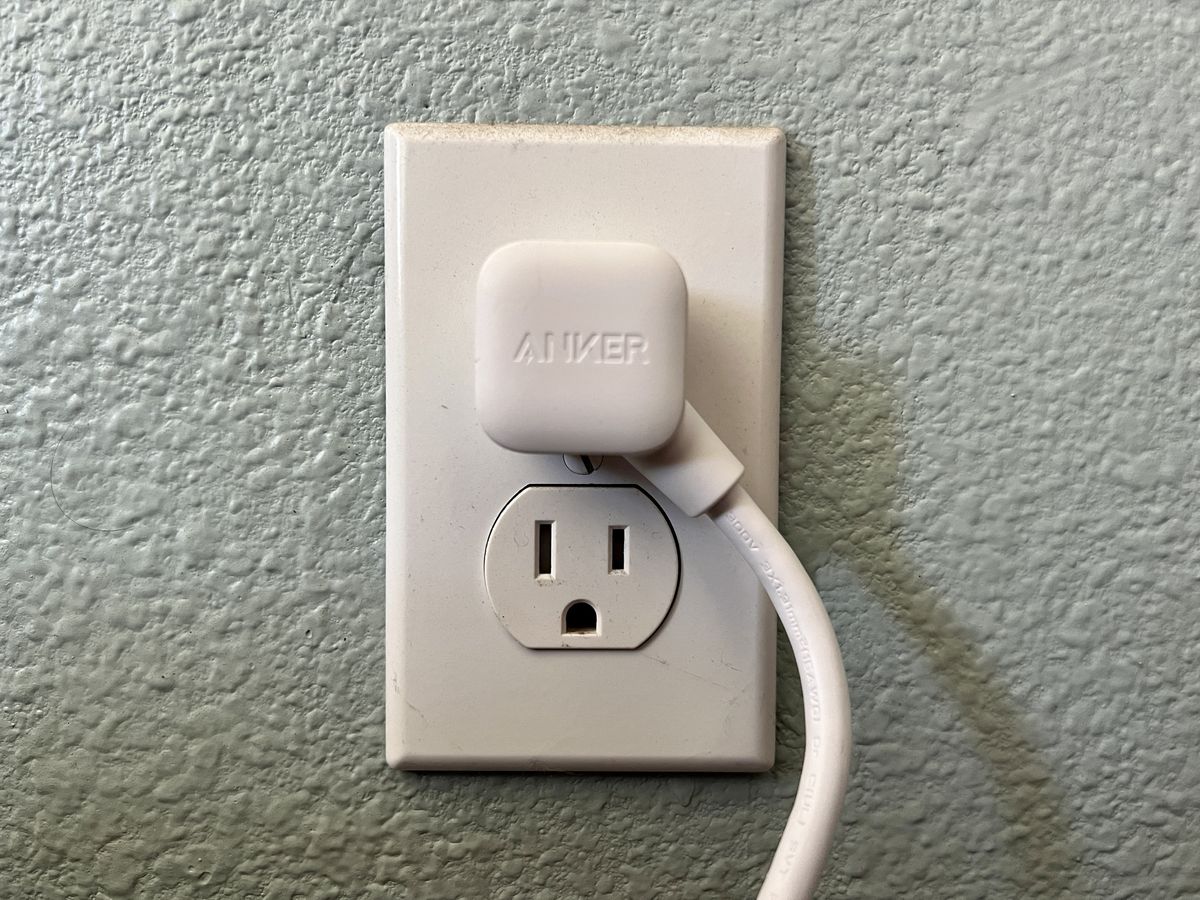 Anker 637 Maggo Magnetic Desktop Charging Station Angled Plug