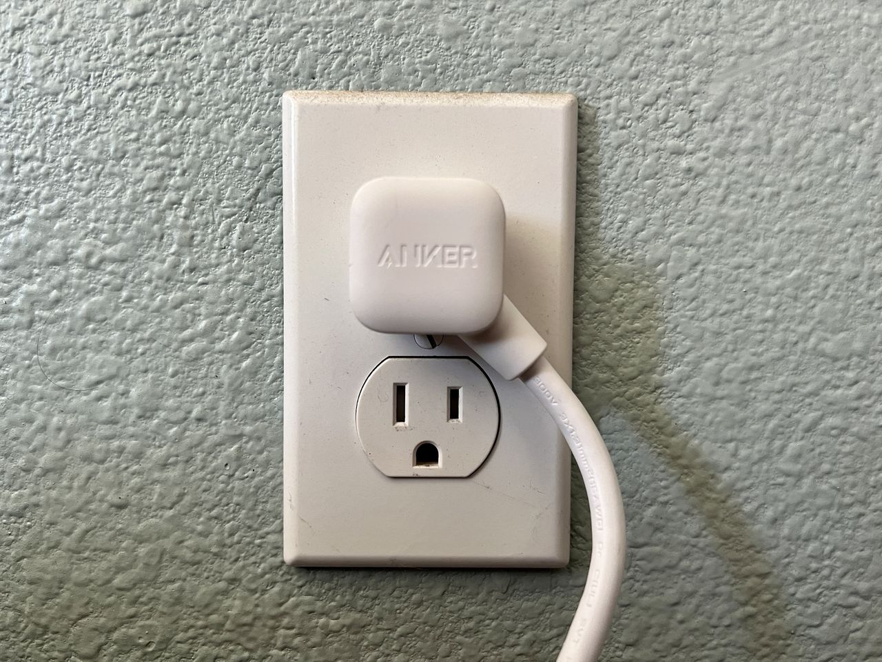 Anker 637 Maggo Magnetic Desktop Charging Station Angled Plug