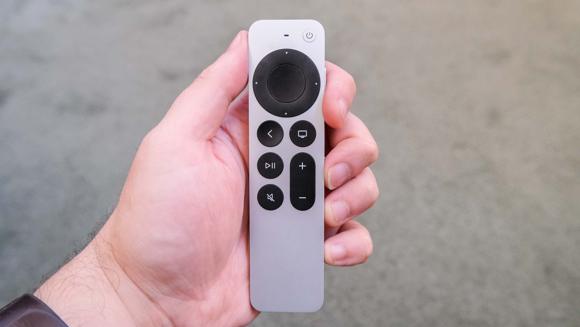 El control remoto de Apple TV 4K (2022) en la mano.