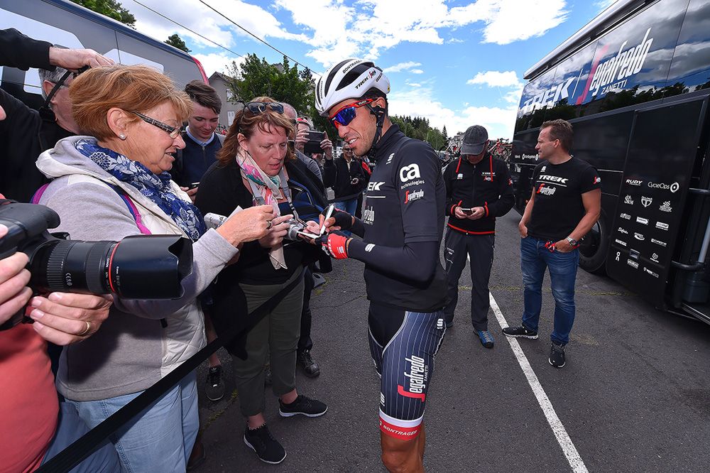 Alberto Contador signed some autographs before the start