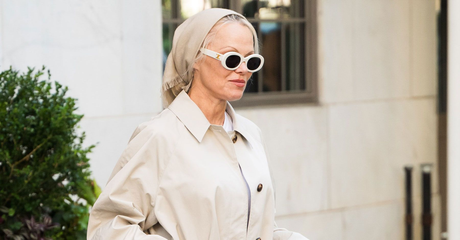 No Leggings, No Sneakers: First-Class Flyers Swear By Pamela Anderson's Anti-Trend Airport Outfit
