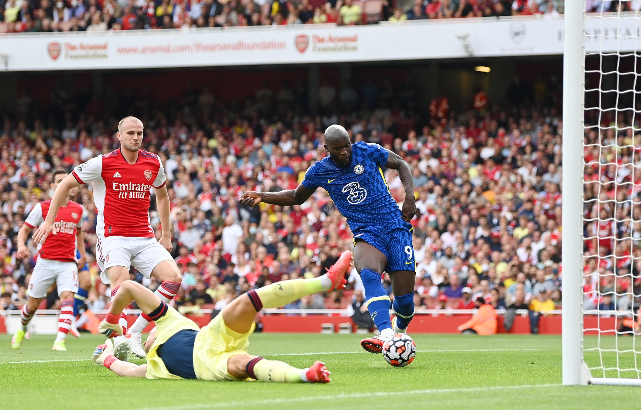 Romelu Lukaku scoring against Arsenal