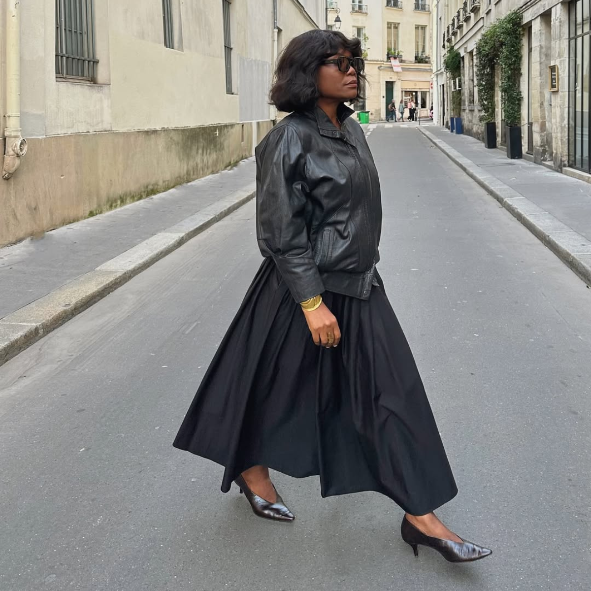 Influencer @frannfyne wearing black kitten heel shoes