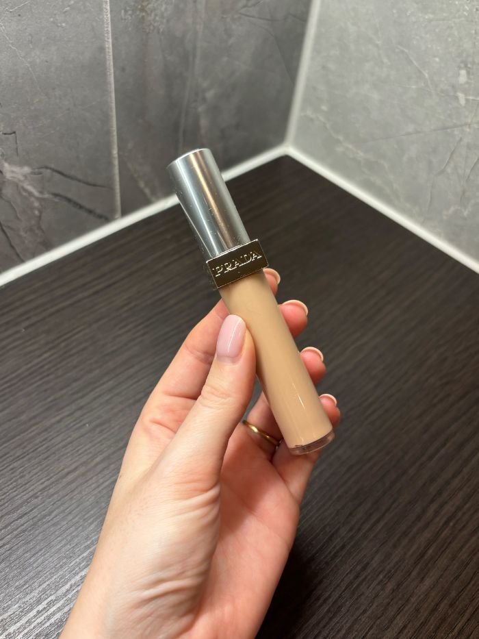 Deputy beauty editor Grace Lindsay holding a Prada concealer