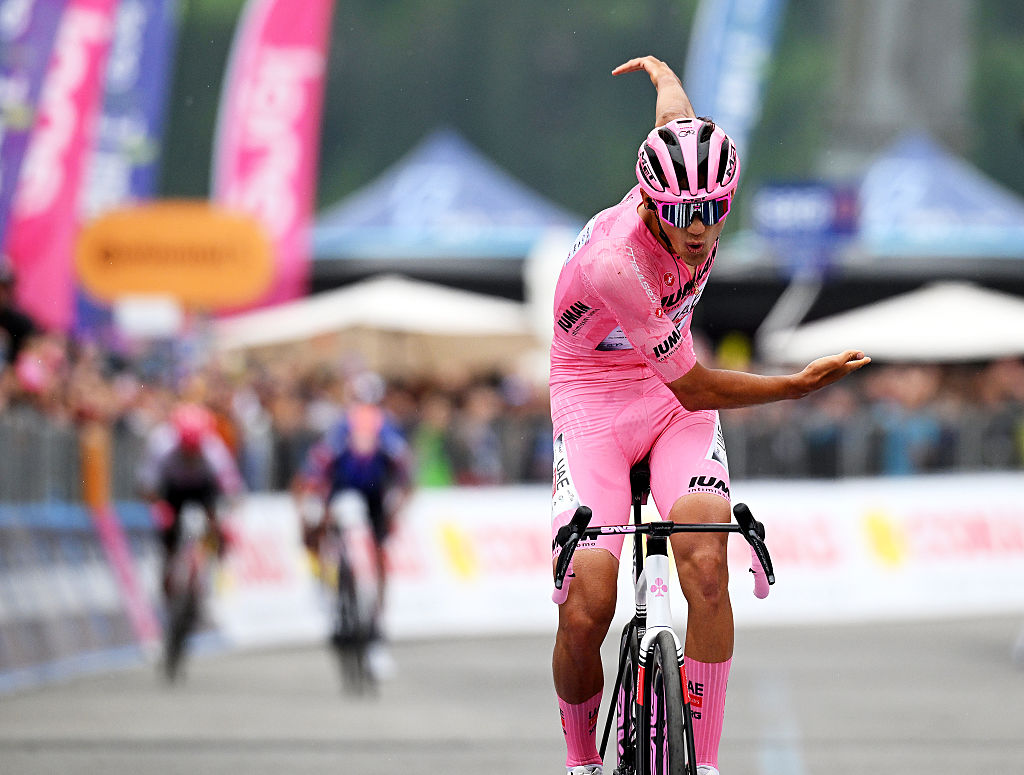 Giro d'Italia 2025: Isaac del Toro in the pink jersey takes an elaborate bow after winning stage 17