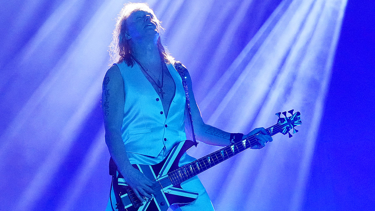 Def Leppards Rick Savage “The bass player is the bridge between the rhythm and the melody..