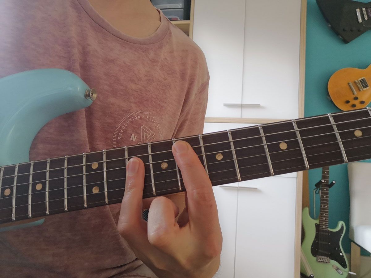 How to play the F chord on guitar