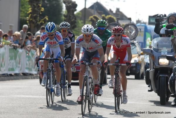The early break with Kevin Reza (Europcar), Nicolas Edet (Cofidis), Yoann Huguet (Skil Shimano), Jonathan Thire (Big Mat Auber 93) and Gregory Habeaux (Veranda's Willems)