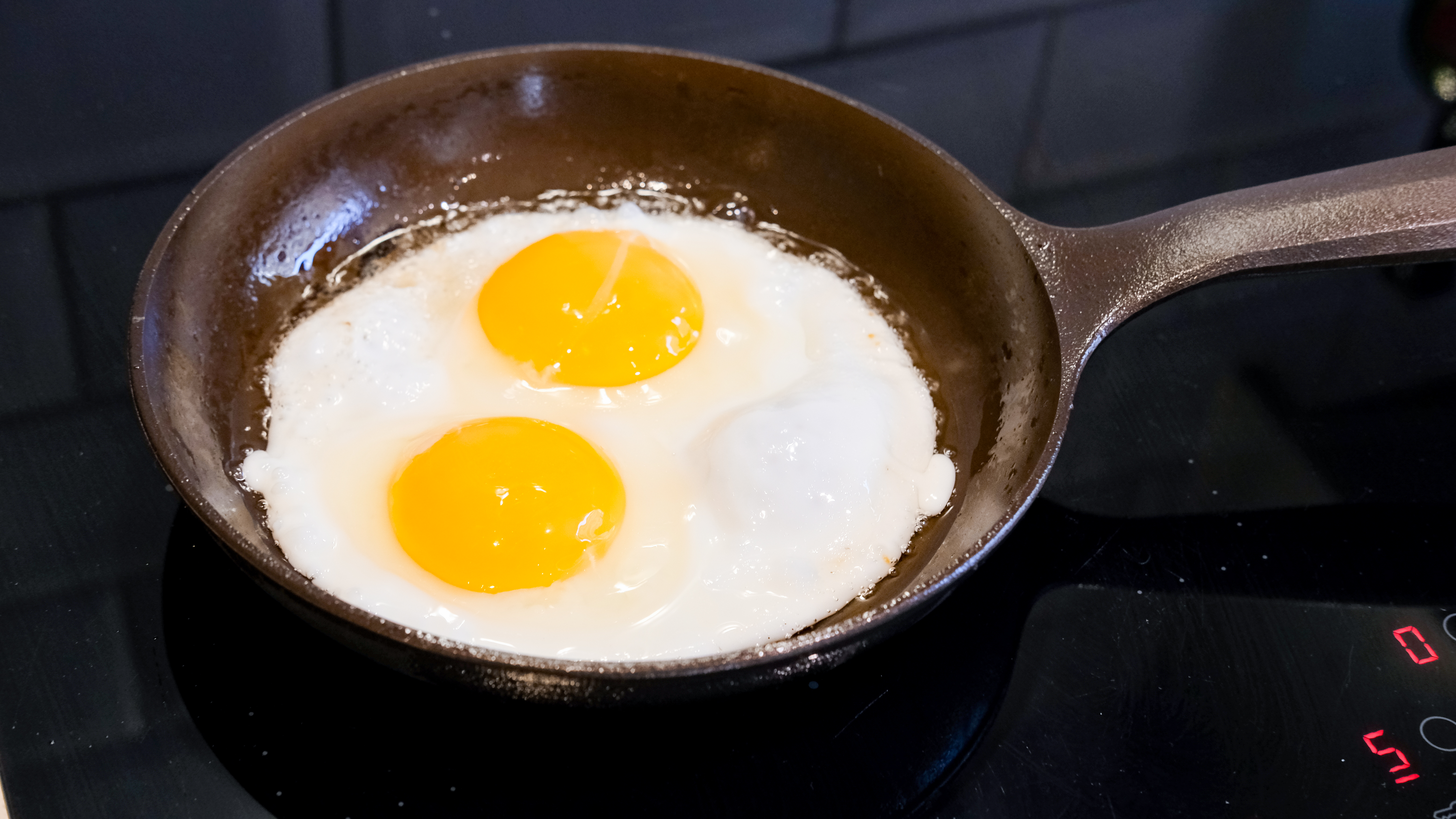 The Field Company Skillet being used to cook eggs