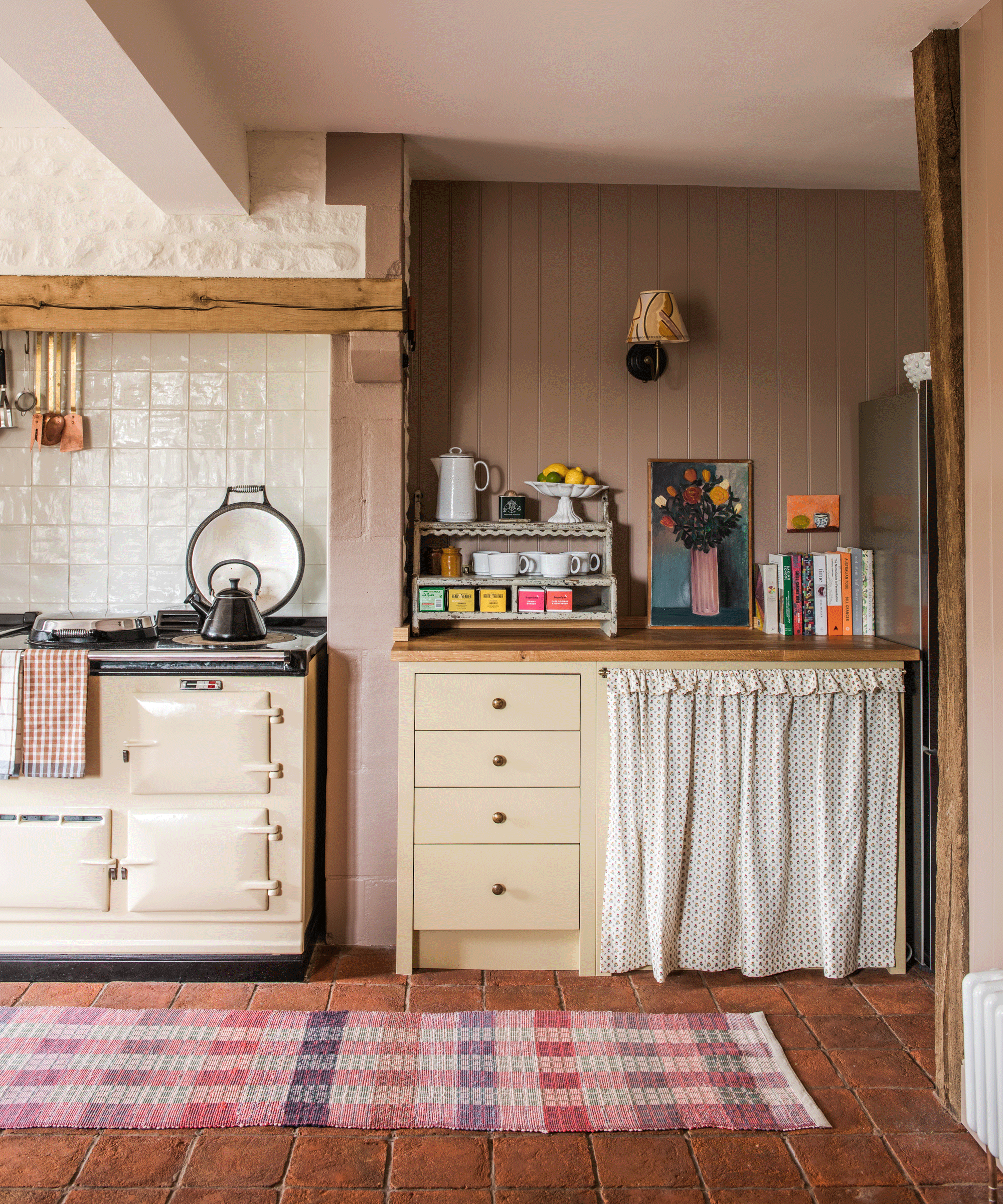 Vintage style kitchen with colourful rug and pink walls