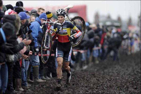 Niels Albert (BKCP-Powerplus) trudges through the mud en route to victory.