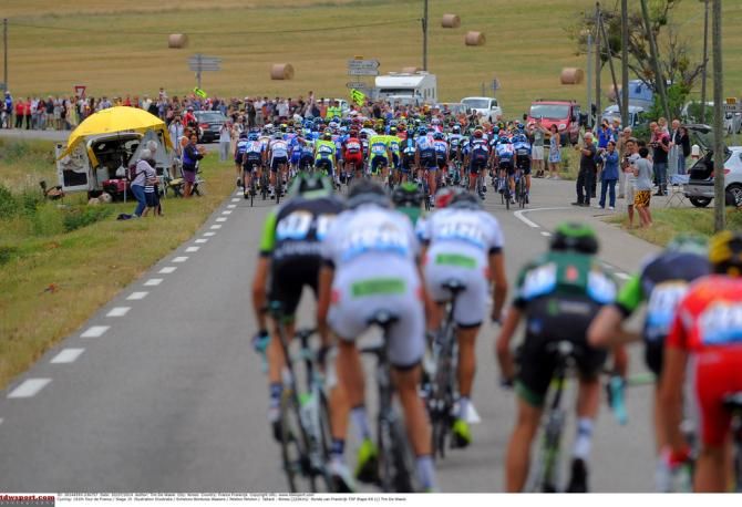 The peloton splits in two due to the wind
