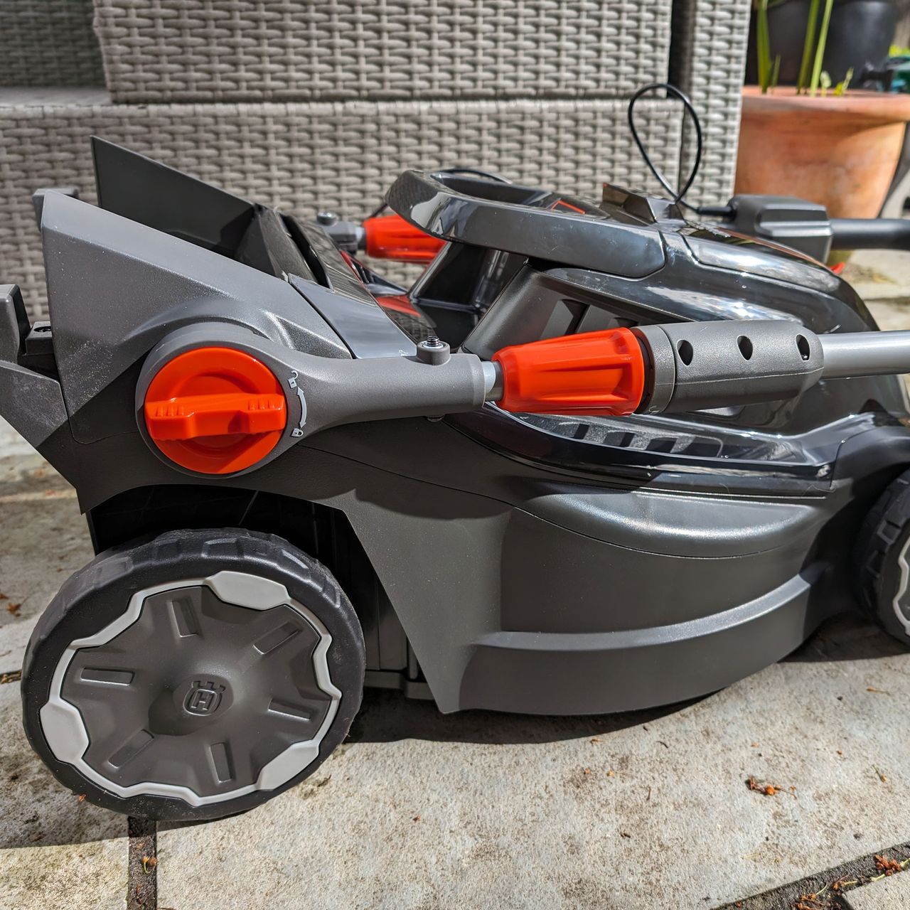 husqvarna aspire lc34 p4a folded on ground