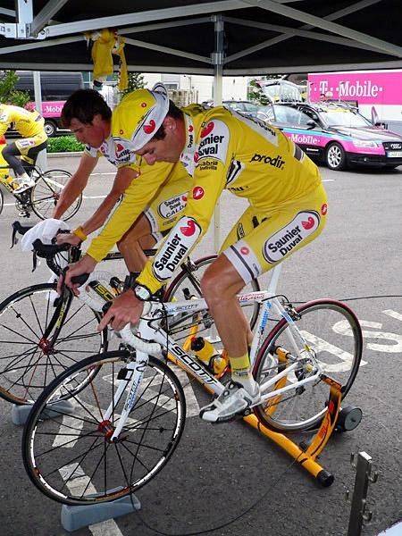 Millar warms up on a similarly finished Scott Addict.