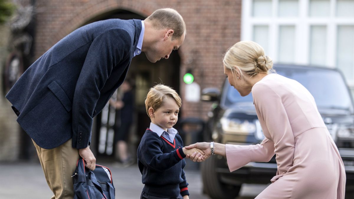 Le prince George commence sa première journée d'école accompagné du prince William