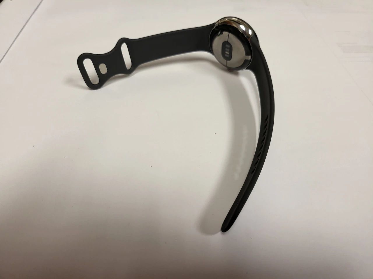 Google Pixel Watch leaked with the bands on