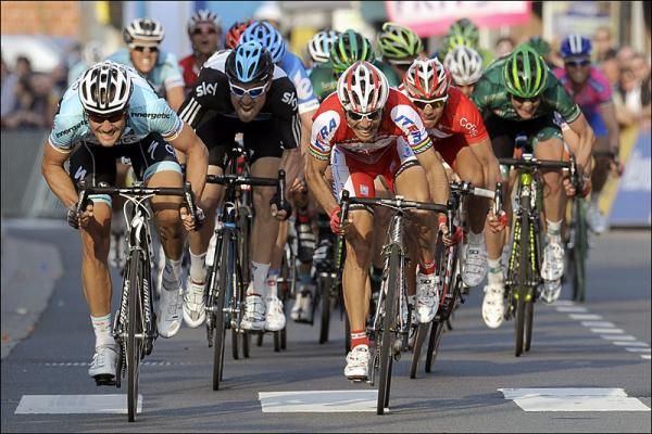 It's a drag race between Tom Boonen (Omega Pharma-Quickstep) and Oscar Freire (Katusha) for the victory.