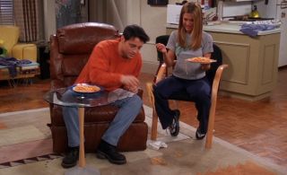 Joey (Matt LeBlanc) and Rachel (Jennifer Aniston) eat spaghetti on Friends.