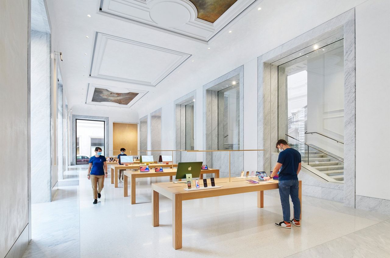 Apple Via Del Corso Opens In Rome Interior Team Members Wide Storeview